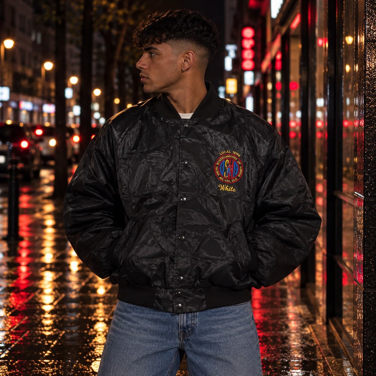 Chaqueta bomber negra satinada con parche bordado estilo college