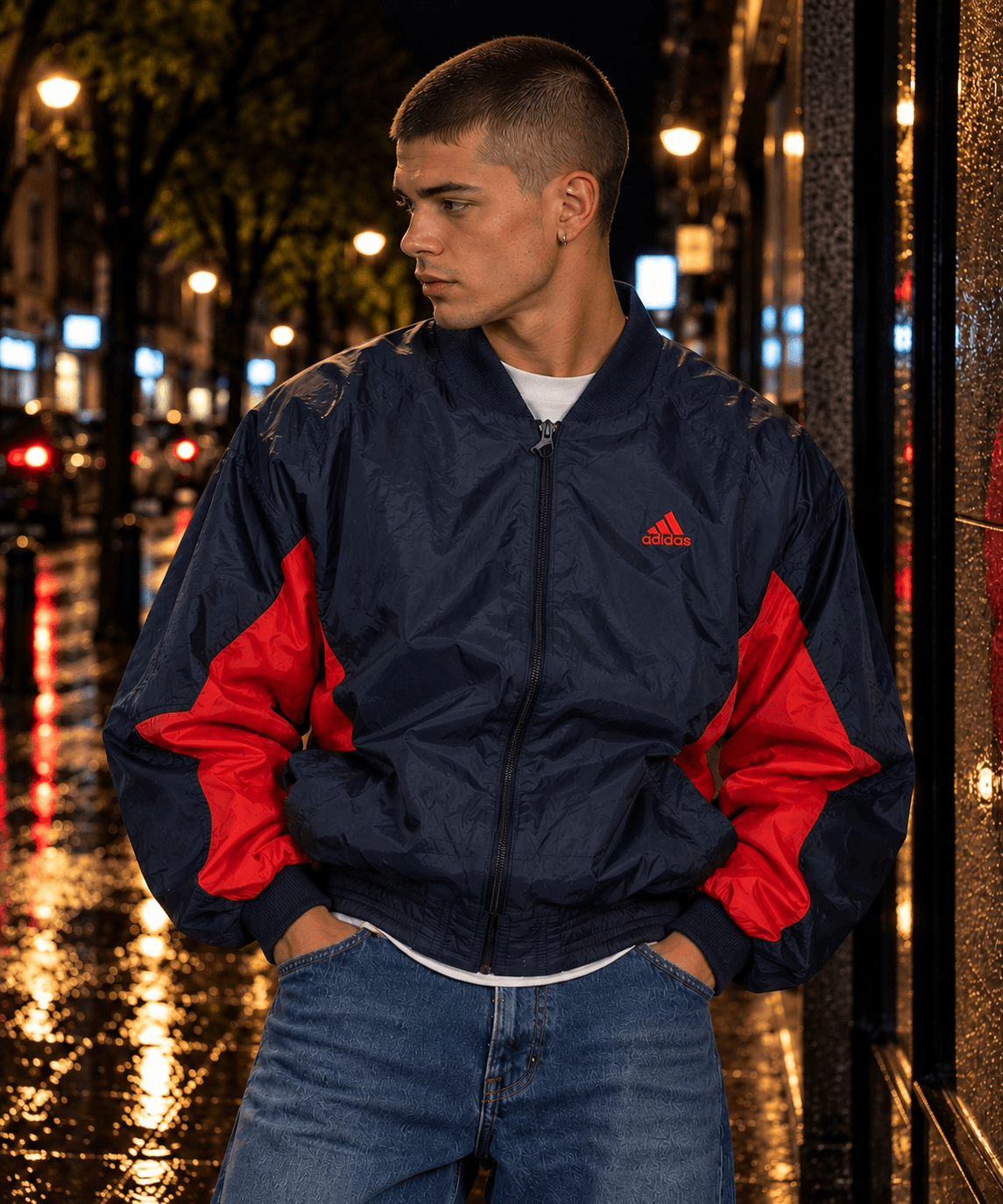 Chaqueta Adidas azul marino con detalles rojos, talla M