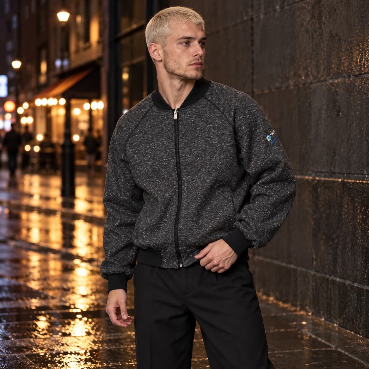 Chaqueta gris jaspeada con cremallera y cuello alto, talla M
